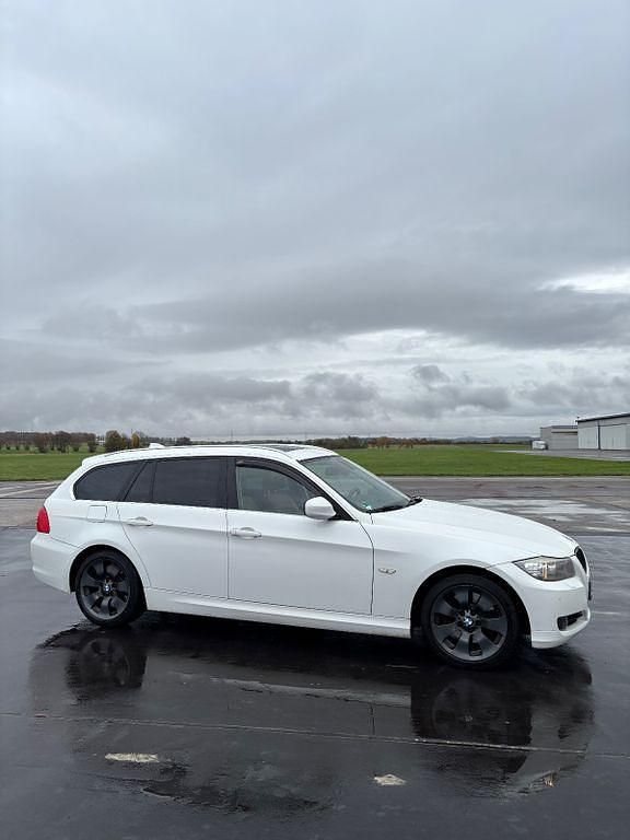 Weiß Gebraucht 2011 BMW 330 Kombi | 9.000 € (Fairer Preis) - Bild 1/4