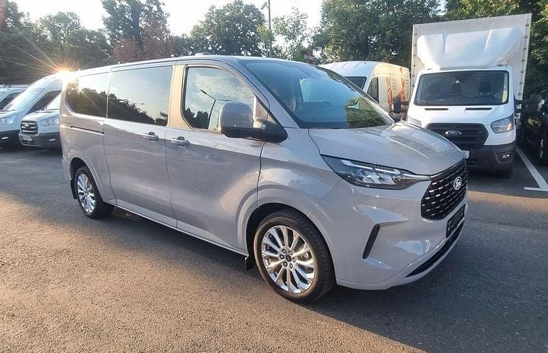Grau Gebraucht 2024 Ford Tourneo Custom Van | 54.389 € - Bild 1/4