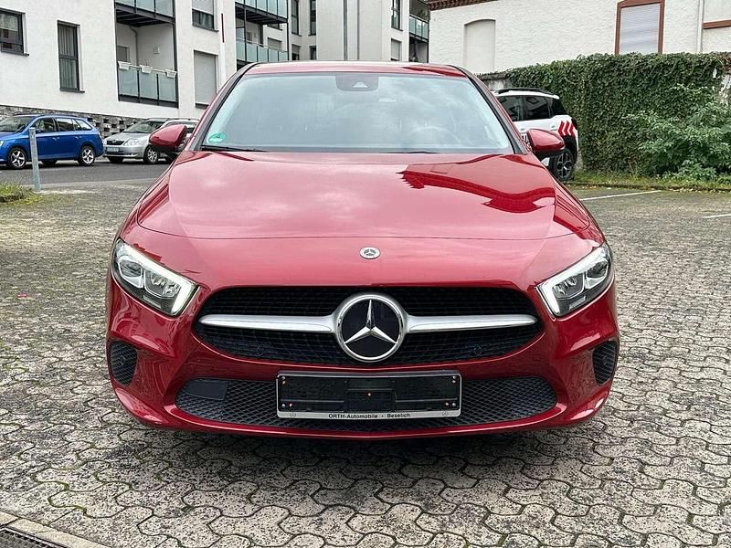 Gebraucht Mercedes A180 116 PS (85 kW) 2022 Rot Limousine