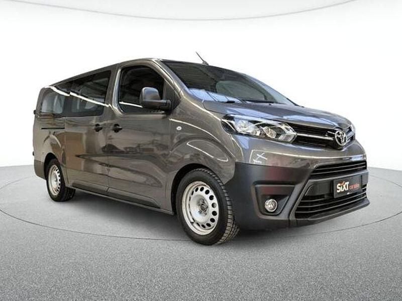 Grau Gebraucht 2023 Toyota Proace Verso Kombi | 26.880 € (Superpreis) - Bild 1/4