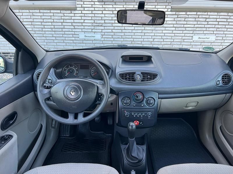 Używany Renault Clio II Expression 75 KM (55 kW) 2006 Niebieski Sedan/Limuzyna