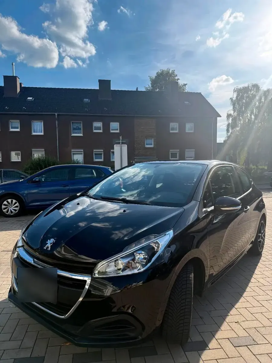 Gebraucht Peugeot 208 82 PS (60 kW) 2016 Schwarz Kleinwagen