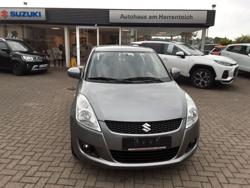 Grau Gebraucht 2013 Suzuki Swift Comfort Limousine | 7.490 € (Fairer Preis) - Bild 1/4