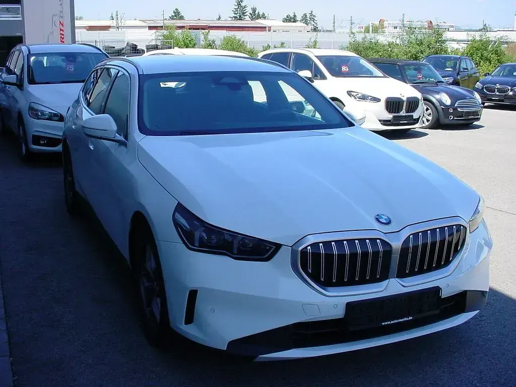 Gebraucht BMW 520 Sport Line 197 PS (144 kW) 2024 Weiß Limousine