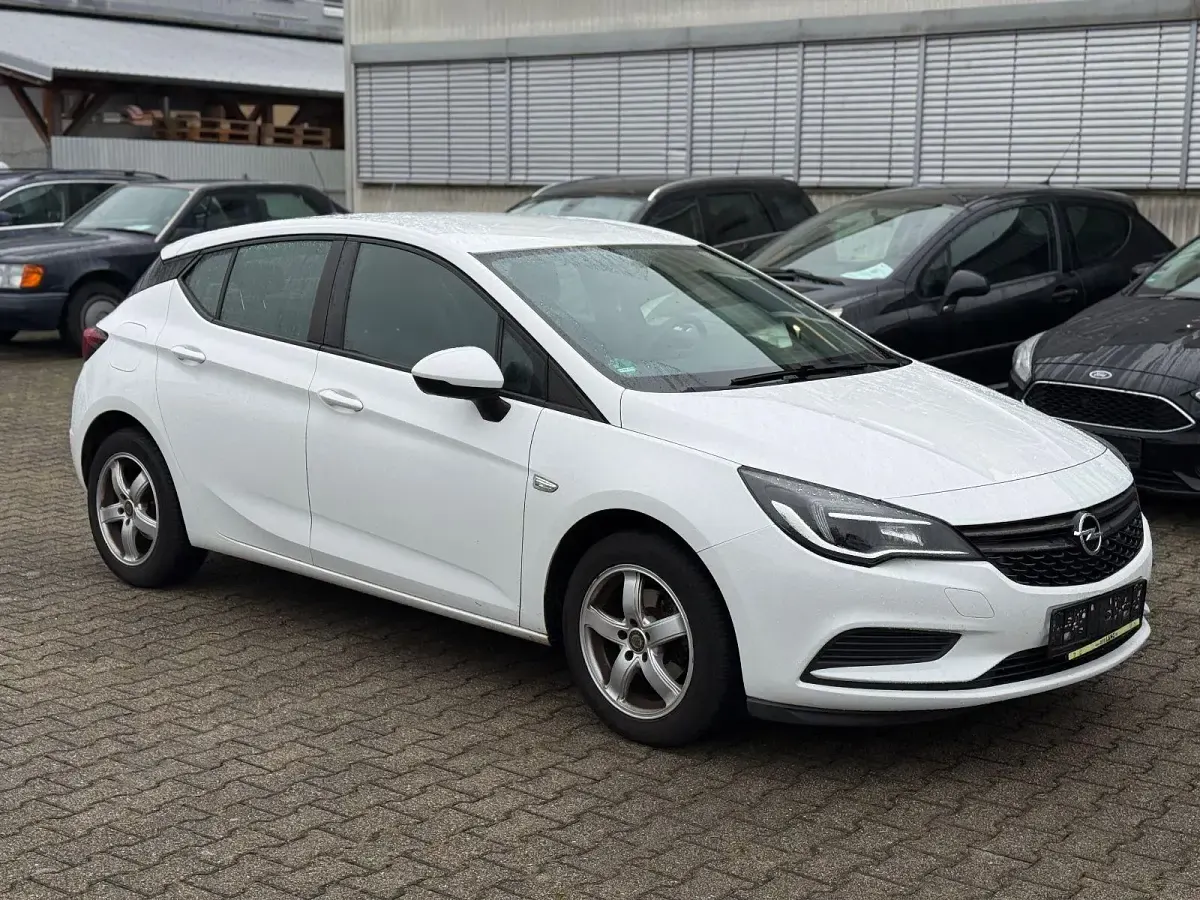 Używany Opel Astra Selection 105 KM (77 kW) 2016 Biały Sedan/Limuzyna