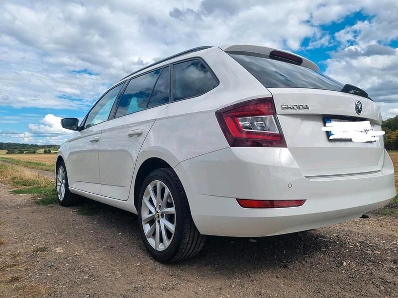 Weiß Gebraucht 2018 Skoda Fabia Style Kombi | 8.990 € (Guter Preis) - Bild 1/4