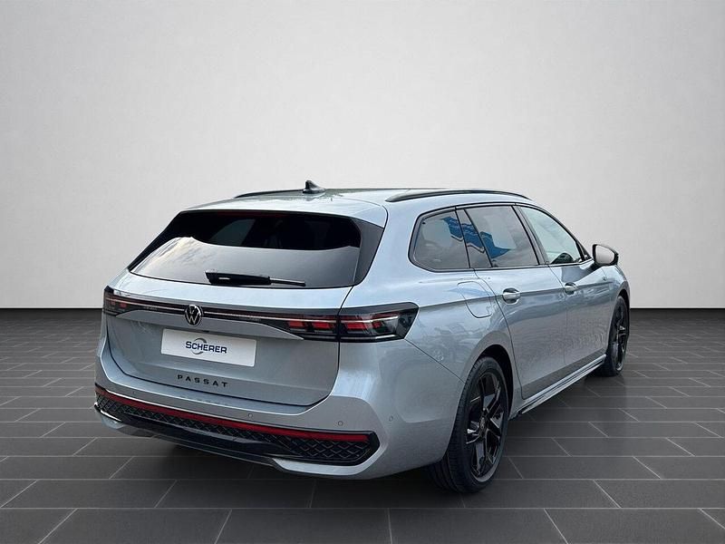 Gebraucht VW Passat R-line 150 PS (110 kW) 2025 Oyster silver metallic (metallic) Kombi