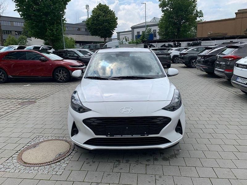 Gebraucht Hyundai i10 Select 63 PS (46 kW) 2025 Atlas white / sol Kleinwagen