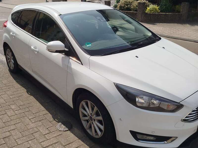 Weiß Gebraucht 2015 Ford Focus Limousine | 7.200 € (Fairer Preis) - Bild 1/3