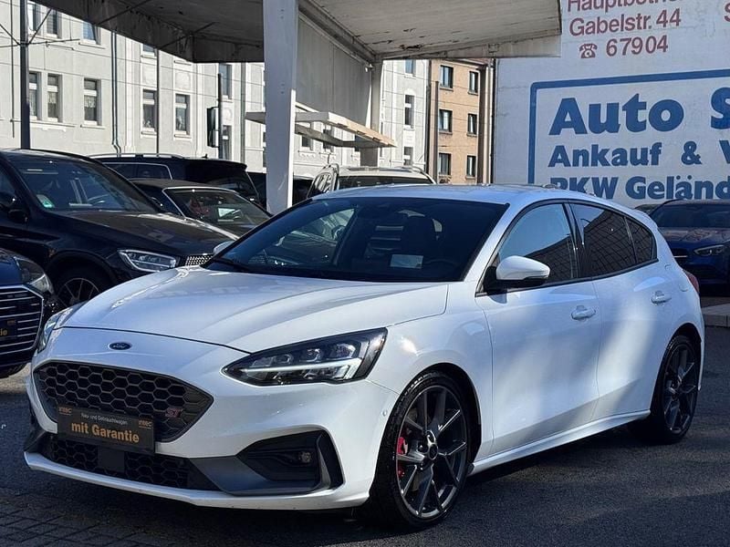Weiß Gebraucht 2021 Ford Focus ST Limousine | 19.850 € (Superpreis) - Bild 1/4