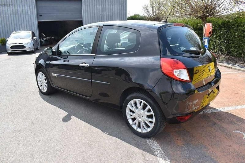 Second-hand Renault Clio II 75 CP (55 kW) 2010 Negru Berlinǎ