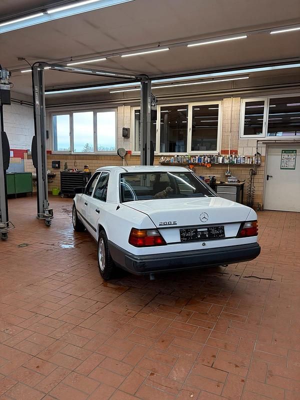 Gebraucht Mercedes E200 118 PS (86 kW) 1988 Weiß Limousine