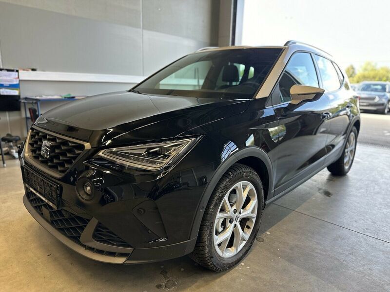Schwarz (metallic) Gebraucht 2024 Seat Arona FR SUV | 23.200 € (Fairer Preis) - Bild 1/3
