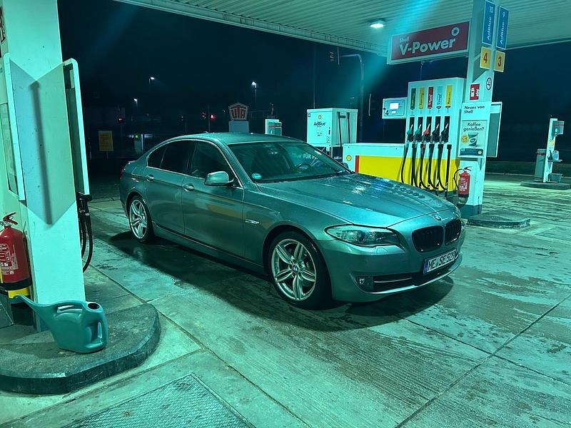 Grau Gebraucht 2010 BMW 525 Limousine | 8.400 € (Guter Preis) - Bild 1/4