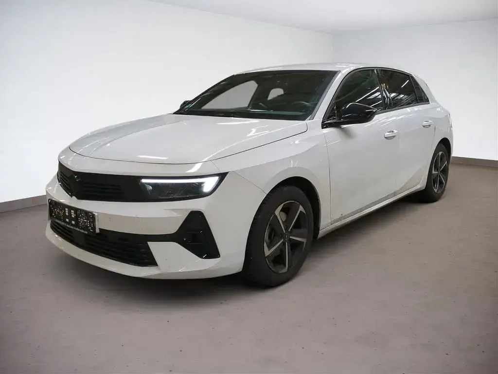 Używany Opel Astra S 131 KM (96 kW) 2024 Biały Hatchback