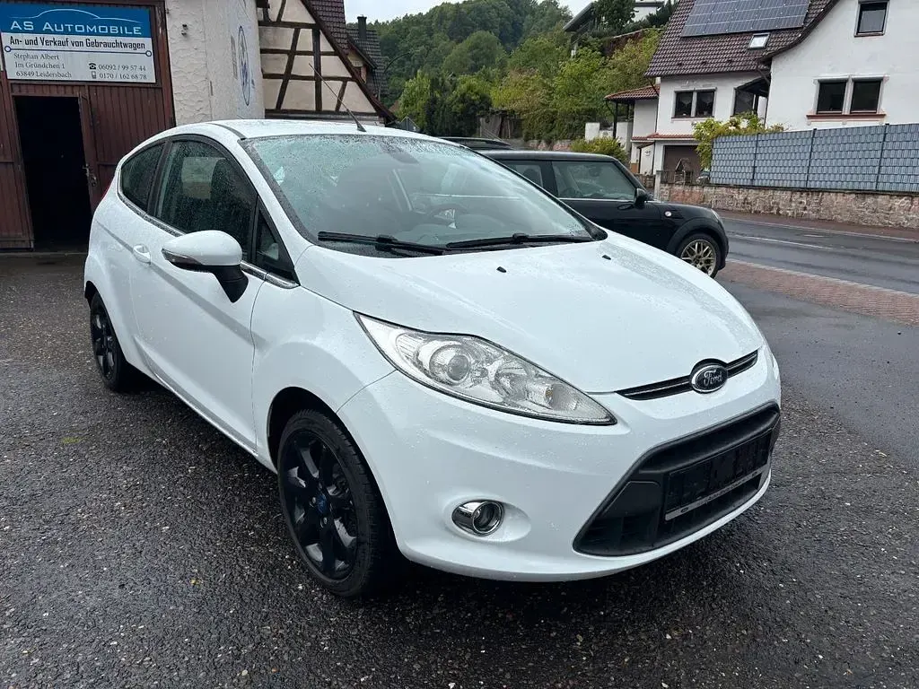 Gebraucht Ford Fiesta Titanium 97 PS (71 kW) 2012 Weiß Kleinwagen