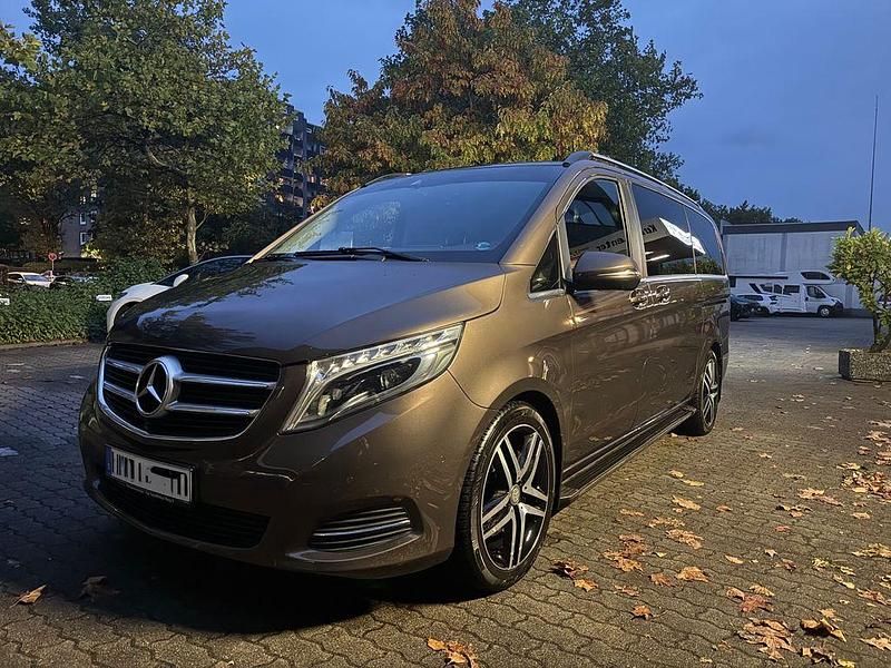 Braun Gebraucht 2018 Mercedes V250 Avantgarde Van / Kleinbus | 36.990 € (Guter Preis) - Bild 1/4