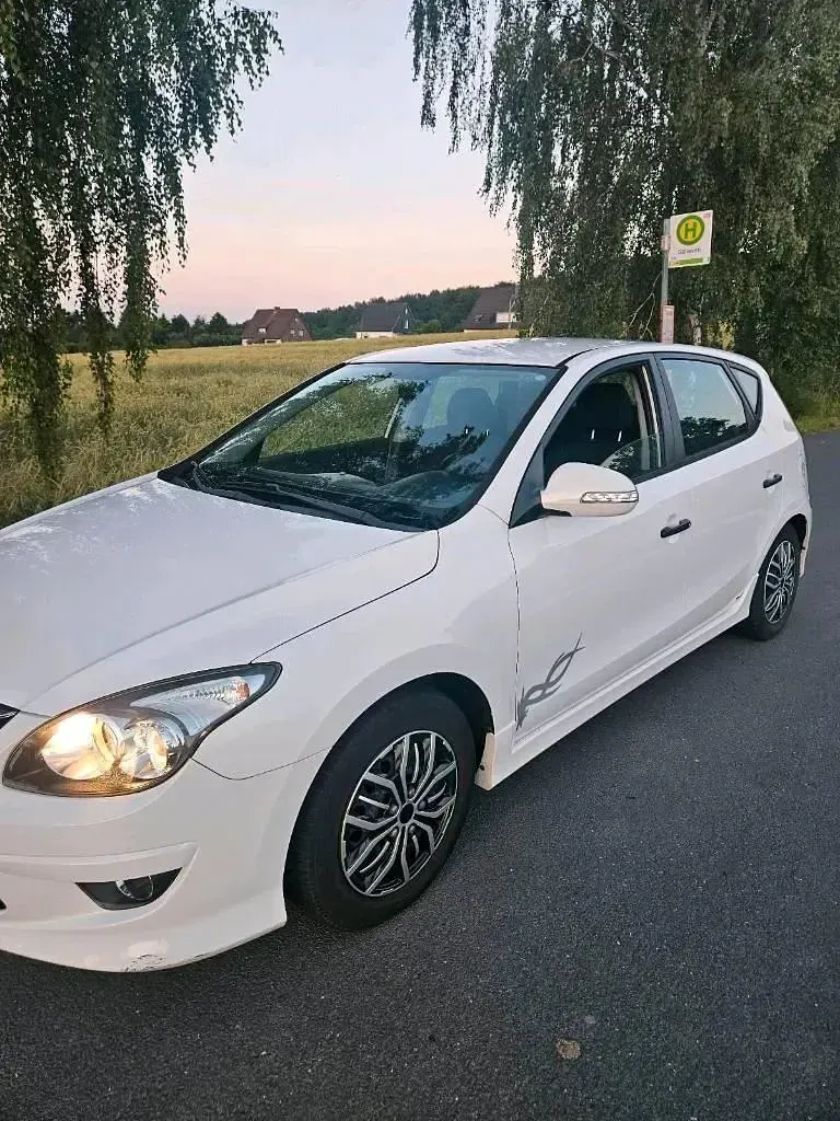 Gebraucht Hyundai i30 109 PS (80 kW) 2012 Weiß Limousine