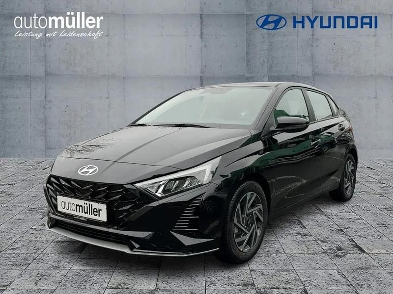 Schwarz phantom black / met Gebraucht 2024 Hyundai i20 Trend Kleinwagen | 20.422 € (Fairer Preis) - Bild 1/1