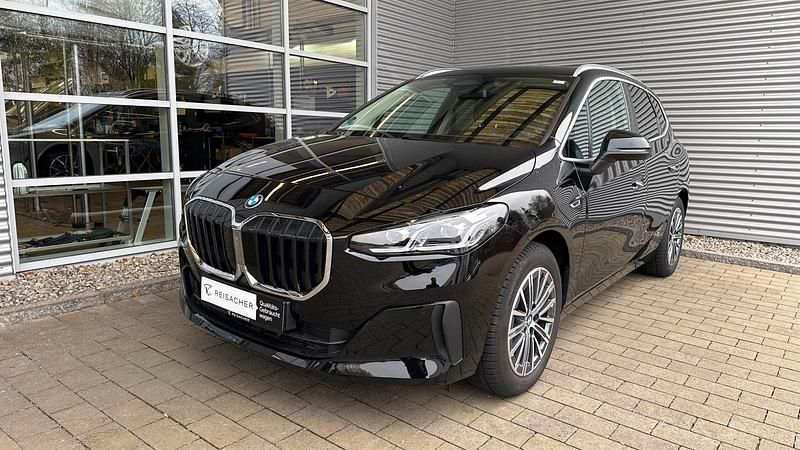 Schwarz uni Gebraucht 2022 BMW 230e Active Tourer Efficient Dynamics Van / Kleinbus | 34.990 € (Guter Preis) - Bild 1/4