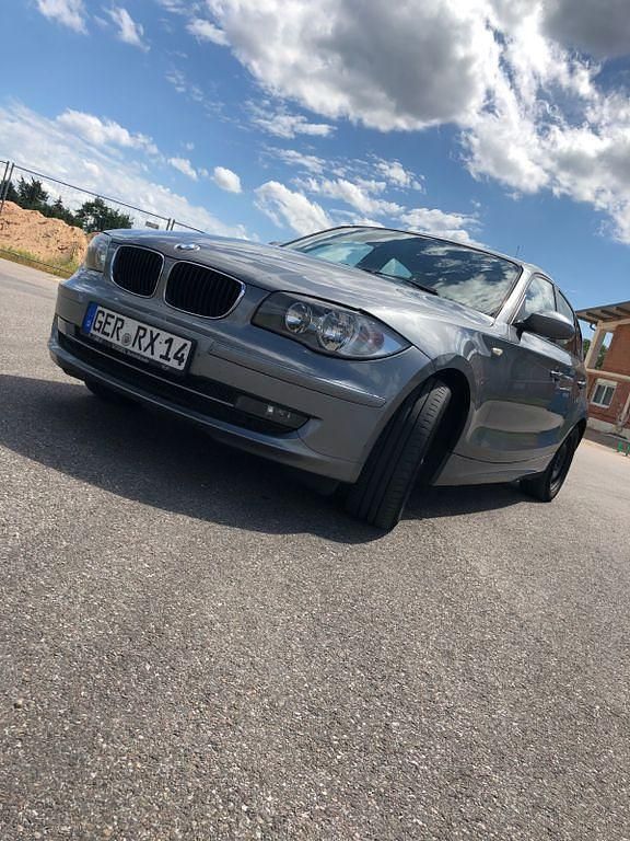 Grau Gebraucht 2010 BMW 116 Efficient Dynamics Kleinwagen | 4.900 € - Bild 1/4