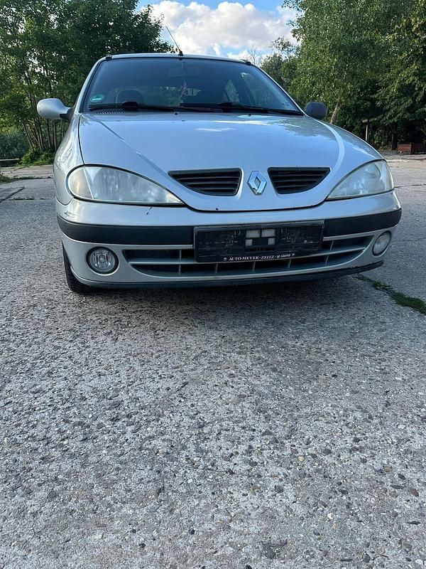 Silber Gebraucht 2002 Renault Mégane II Limousine | 1.250 € (Fairer Preis) - Bild 1/4