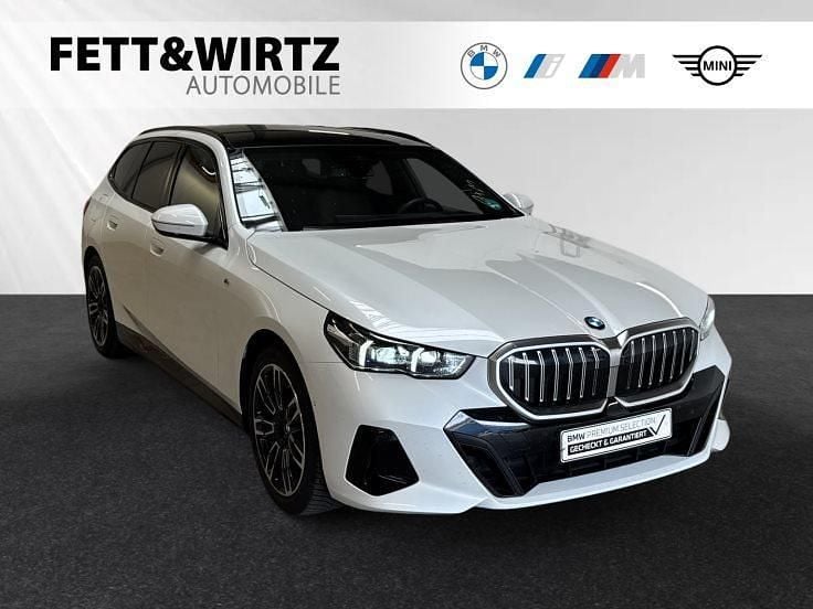Mineralweiss metallic Gebraucht 2025 BMW 520 M Sport Kombi | 51.900 € (Guter Preis) - Bild 1/3