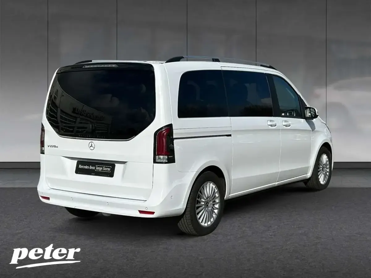 Gebraucht Mercedes V220 Style 163 PS (119 kW) 2025 Weiss Van / Kleinbus
