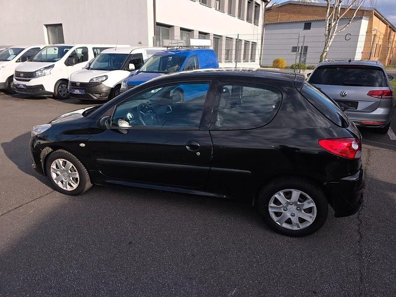Gebraucht Peugeot 206 73 PS (53 kW) 2011 Schwarz Limousine
