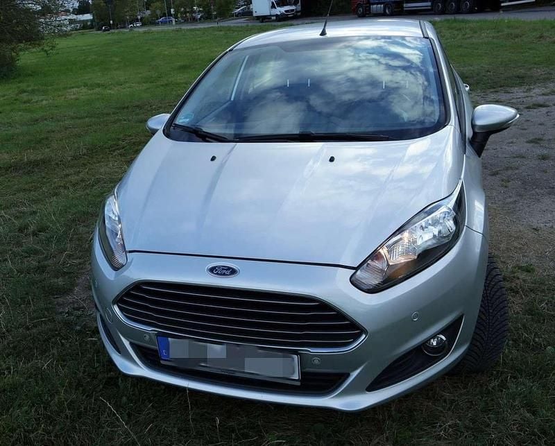 Silber Gebraucht 2015 Ford Fiesta SYNC Edition Kleinwagen | 4.699 € (Superpreis) - Bild 1/4