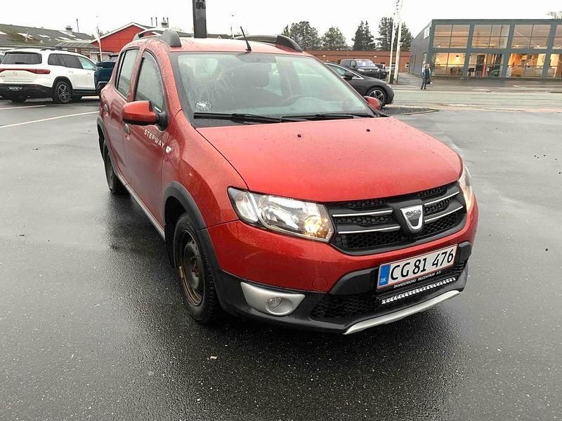 Rot Gebraucht 2015 Dacia Sandero Prestige Limousine | 3.800 € (Guter Preis) - Bild 1/4