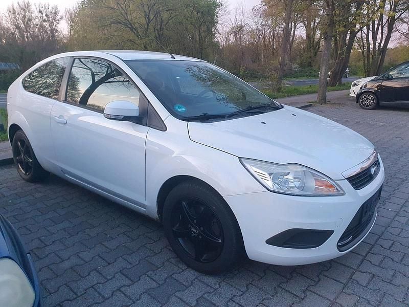 Gebraucht Ford Focus 101 PS (74 kW) 2010 Weiß Kleinwagen