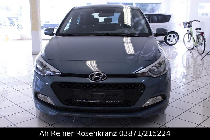 Gebraucht Hyundai i20 Trend 90 PS (66 kW) 2015 Blau Kleinwagen