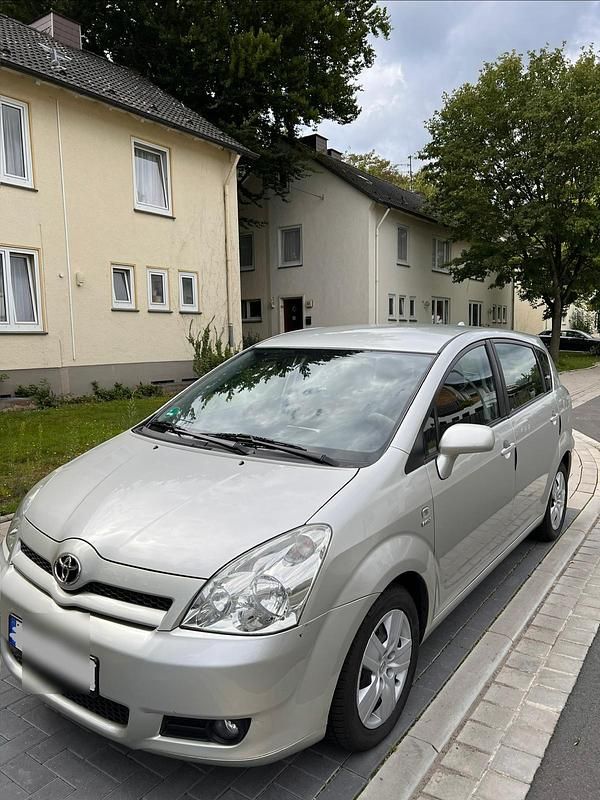 Grau Gebraucht 2005 Toyota Corolla Verso Van / Kleinbus | 4.800 € (Fairer Preis) - Bild 1/4