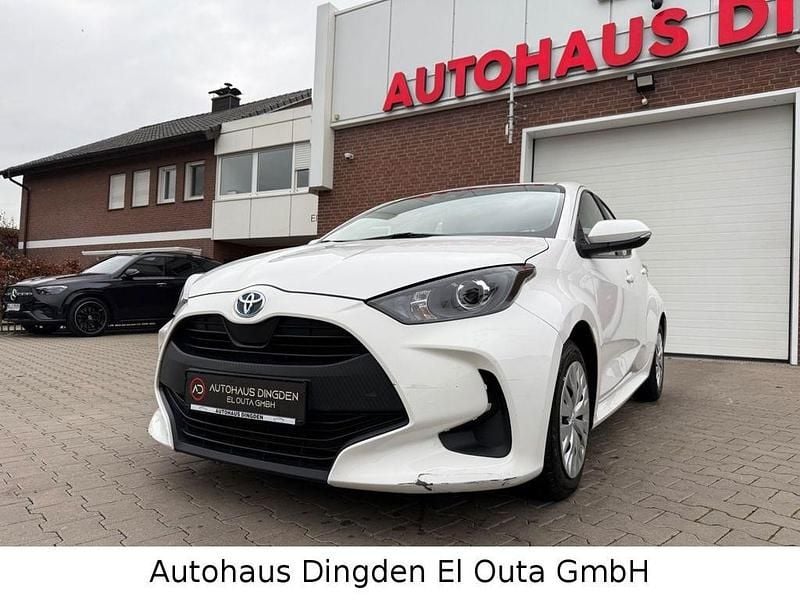 Weiß Gebraucht 2022 Toyota Yaris Hybrid Comfort Limousine | 15.950 € (Guter Preis) - Bild 1/4