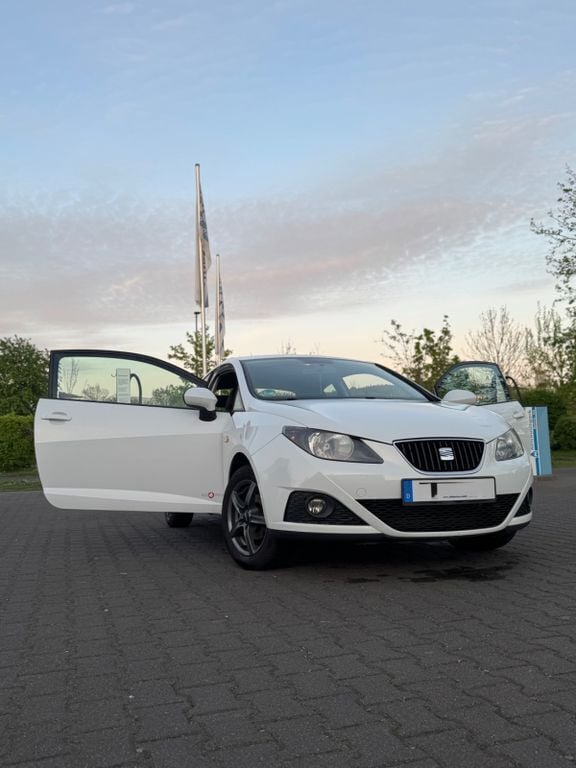 Weiß Gebraucht 2011 Seat Ibiza SC Style Kleinwagen | 4.200 € (Teuer) - Bild 1/4