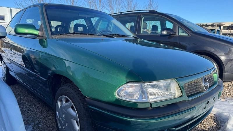 Gebraucht Opel Astra 75 PS (55 kW) 1997 Grün Limousine