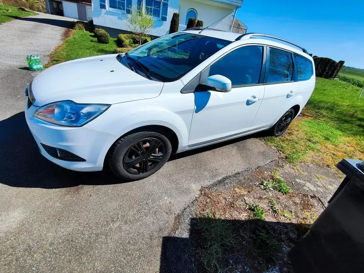 Gebraucht Ford Focus 100 PS (73 kW) 2011 Weiß Kombi
