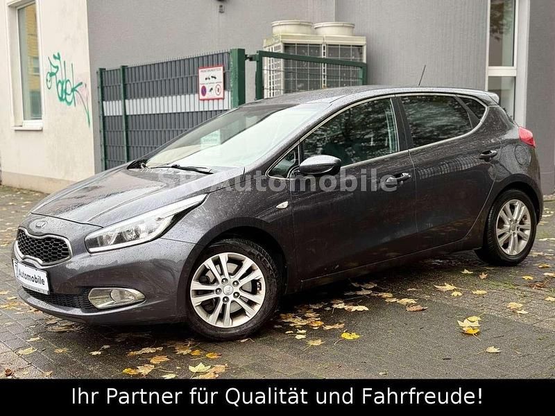Dark gun metal Gebraucht 2015 Kia Ceed 2 Limousine | 10.990 € (Fairer Preis) - Bild 1/4