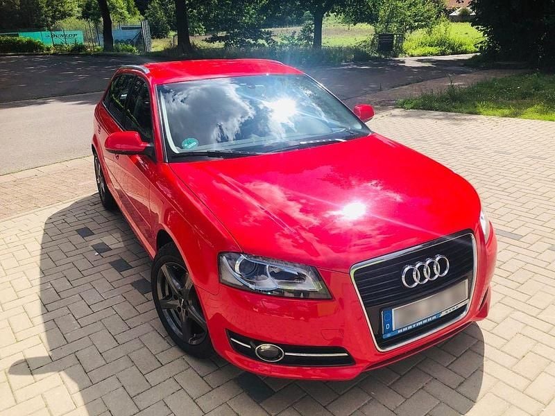 Gebraucht Audi A3 Ambiente 105 PS (77 kW) 2011 Rot Kleinwagen