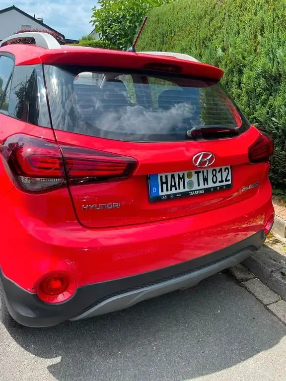 Gebraucht Hyundai i20 Pure 75 PS (55 kW) 2020 Rot Kleinwagen