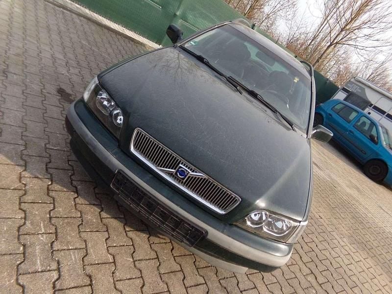 Gebraucht Volvo V40 122 PS (89 kW) 2000 Grün Kombi