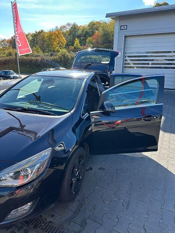 Schwarz Gebraucht 2010 Opel Astra Limousine | 2.800 € (Teuer) - Bild 1/4