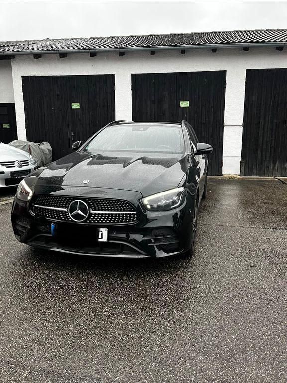 Schwarz Gebraucht 2022 Mercedes E200 Limousine | 35.555 € (Guter Preis) - Bild 1/4