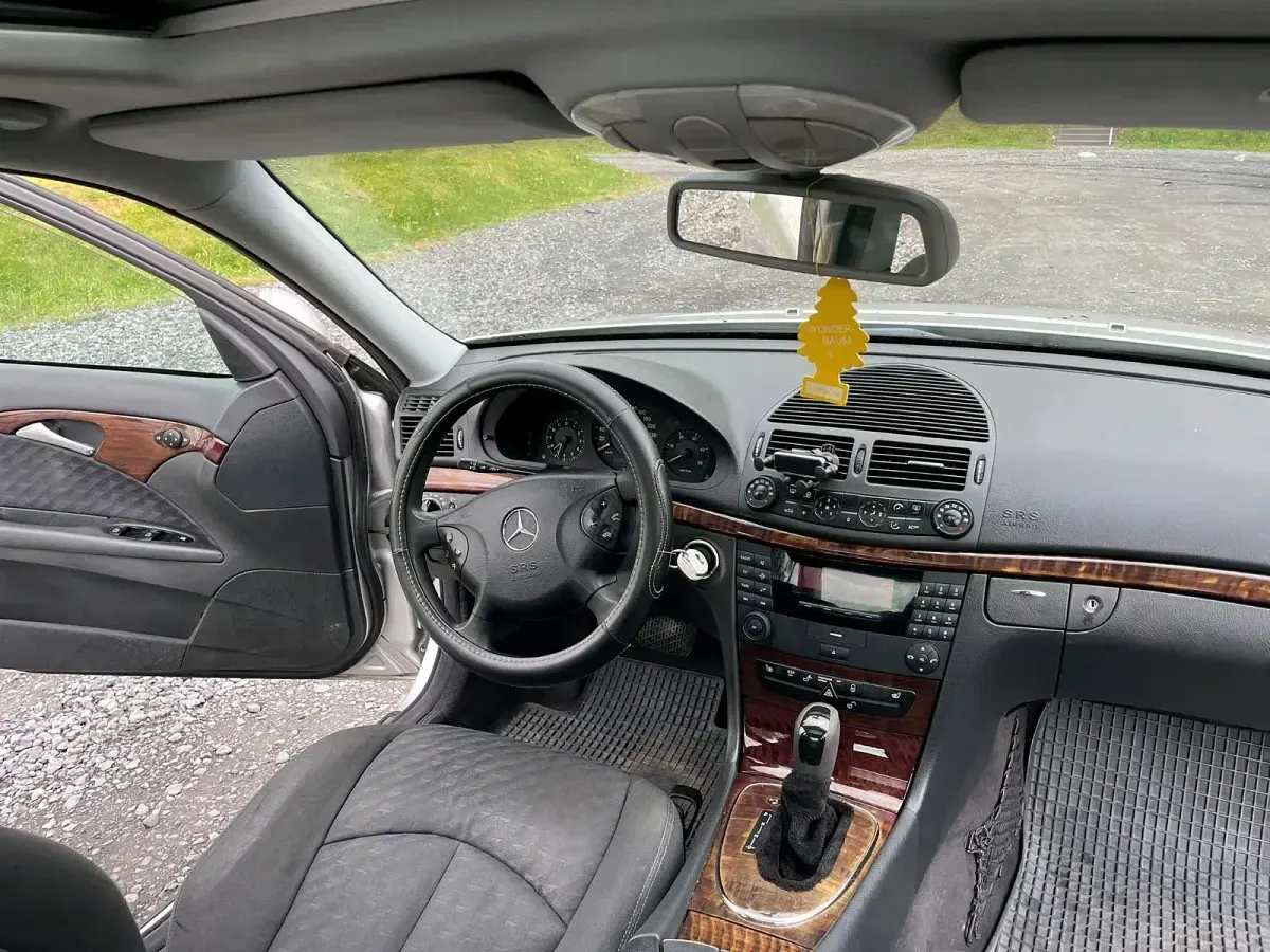 Usado Mercedes E220 150 CV (110 kW) 2003 Gris Berlina