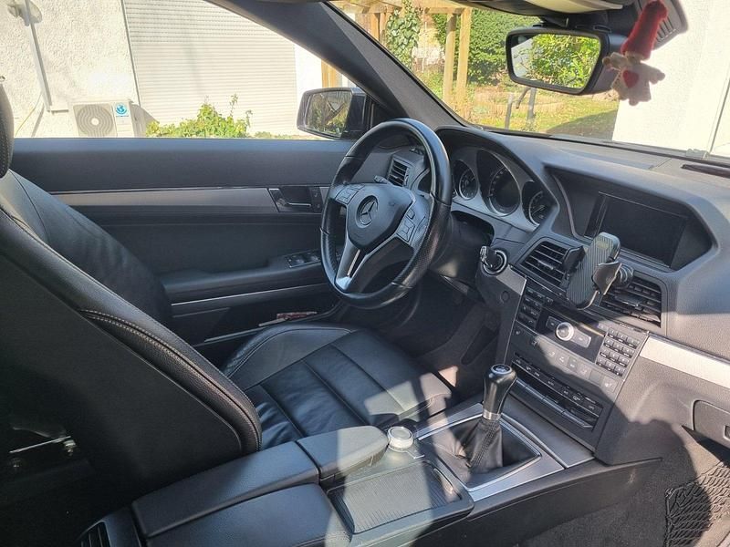 Gebraucht Mercedes E200 184 PS (135 kW) 2011 Schwarz Cabrio