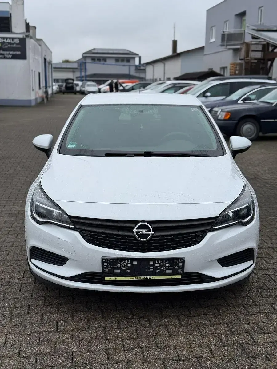 Używany Opel Astra Selection 105 KM (77 kW) 2016 Biały Sedan/Limuzyna