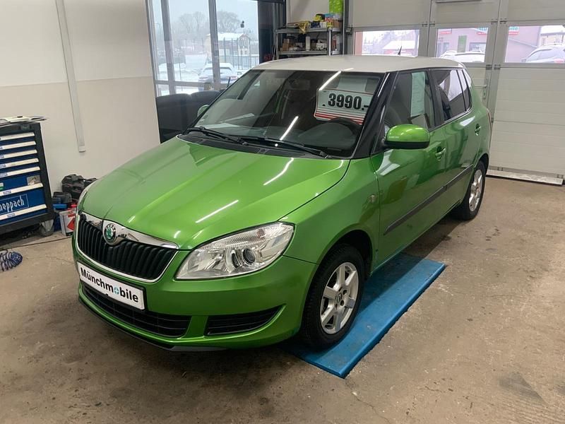 Grün Gebraucht 2011 Skoda Fabia Limousine | 3.990 € (Fairer Preis) - Bild 1/4