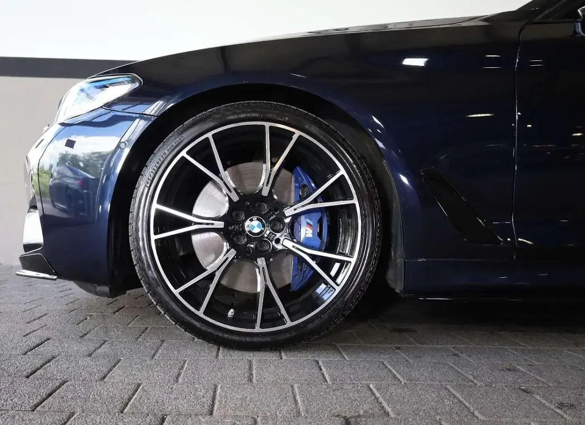 Gebraucht BMW 550 462 PS (339 kW) 2018 Carbonschwarz metallic (416) Limousine