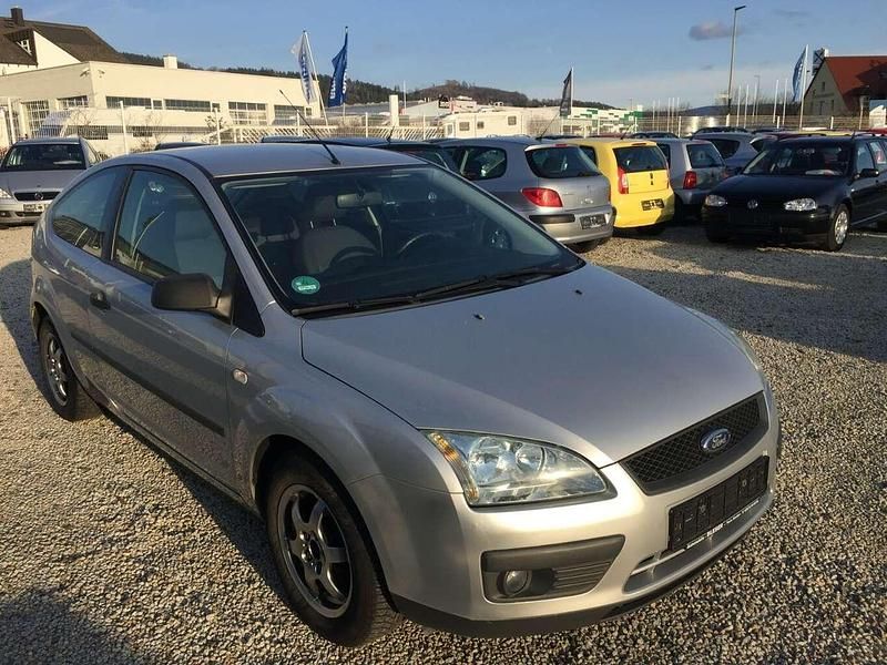 Gebraucht Ford Focus Trend 101 PS (74 kW) 2005 Silber (metallic) Limousine